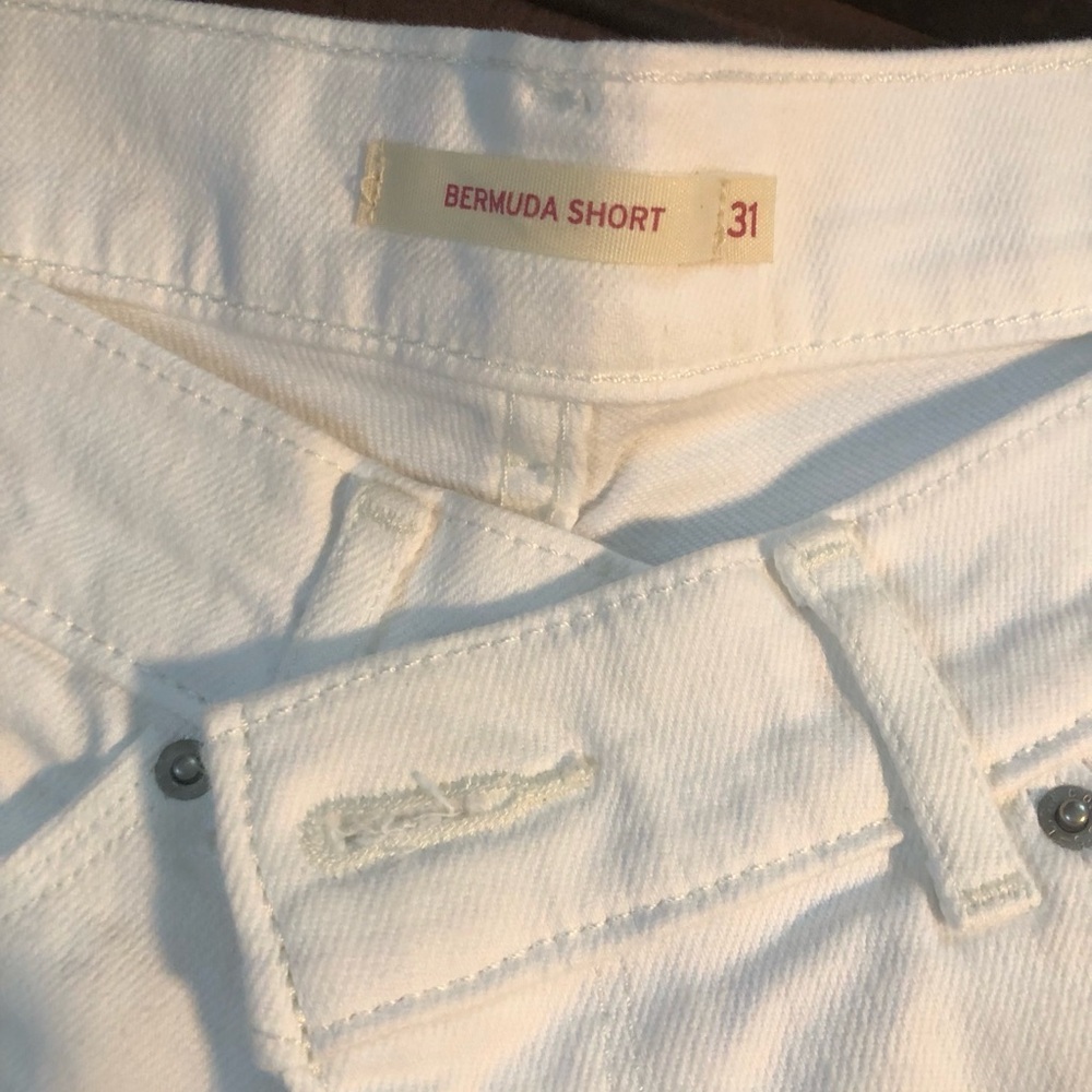 Levi’s Women’s embroidered flower capris.No rips or stains. Embroidered legs.